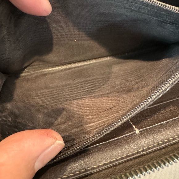 Authentic Gucci zippy PVC  wallet - Picture 6 of 12